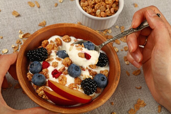 Vida Press nuotr./Naminė granola su vaisiais ir jogurtu