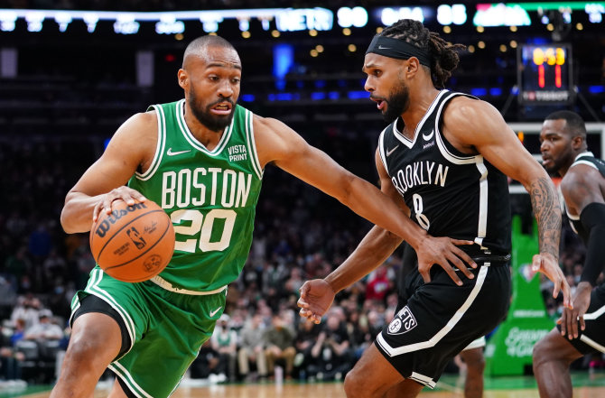 „Reuters“/„Scanpix“ nuotr./Jabari Parkeris (kairėje) praėjusį sezoną žaidė „Boston Celtics“.