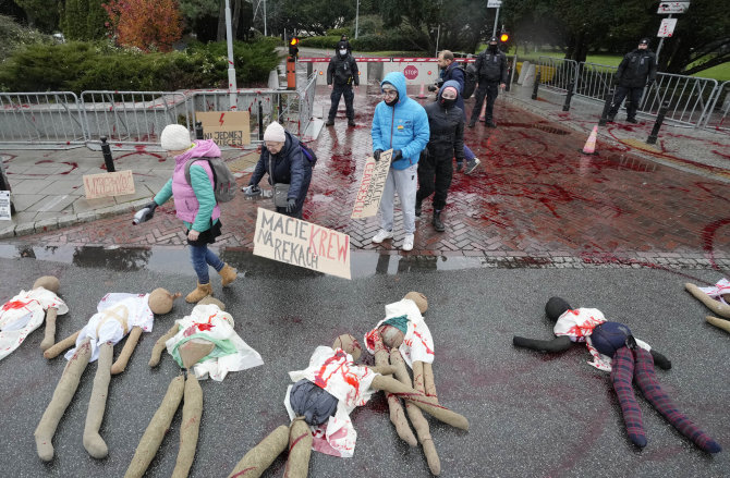 „Scanpix“/AP nuotr./Lenkijos moterys protestuoja prieš bandymus dar sugriežtinti abortų suvaržymus