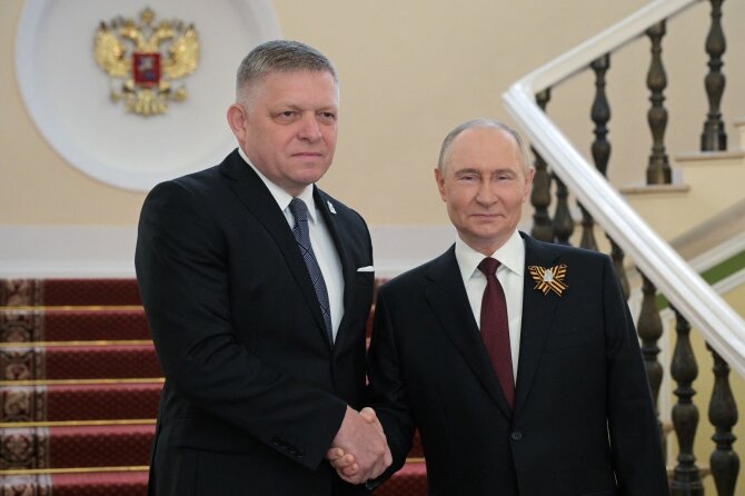 Robertas Fico ir Vladimiras Putinas / Reuters