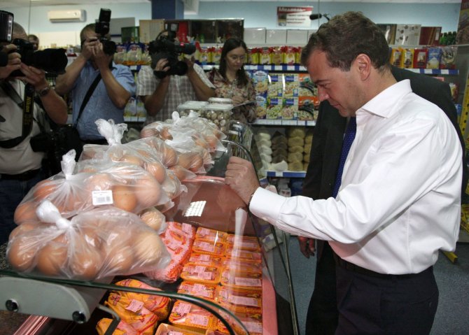 AFP/„Scanpix“ nuotr./Dmitrijus Medvedevas maisto prekių parduotuvėje