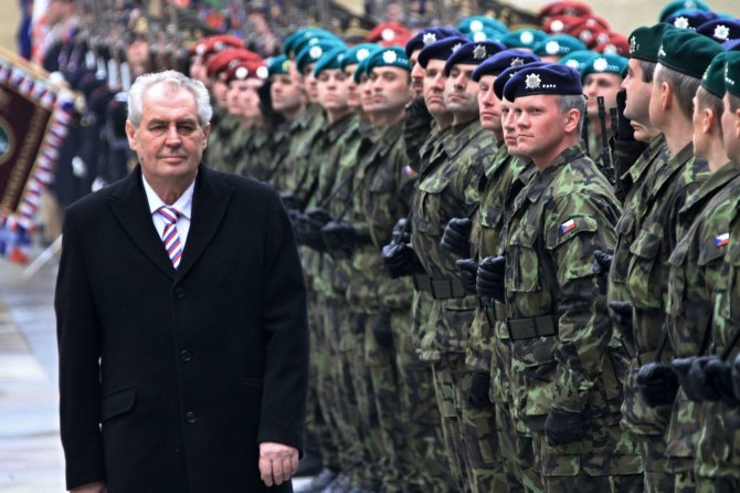AFP/„Scanpix“ nuotr./Čekijos kariai ir šalies prezidentas Milošas Zemanas