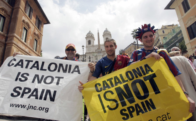 „Scanpix“/AP nuotr./„Katalonija – ne Ispanija“, – skelbia futbolo klubo „Barcelona“ gerbėjų plakatai