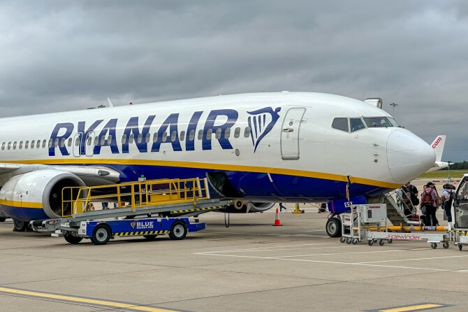 Shutterstock nuotr. / „Ryanair“ lėktuvas Londono Stanstedo oro uoste (asociatyvi nuotr.)