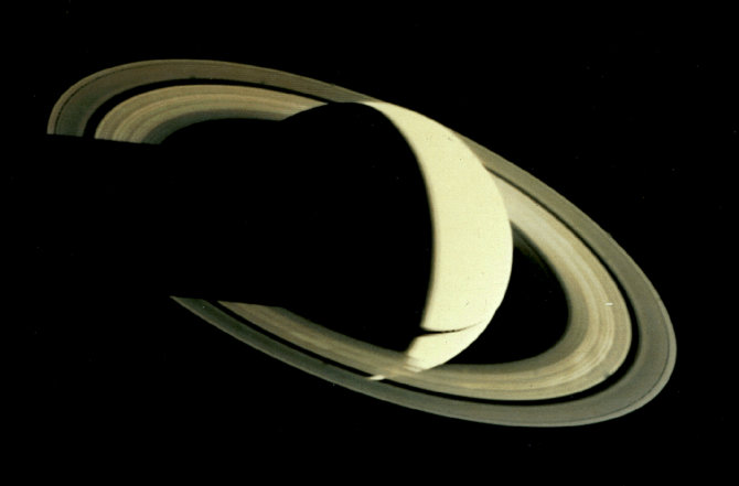NASA/Wikimedia.org nuotr./Viena iš Saturno nuotraukų, kurias į Žemę atsiuntė kosminis aparatas „Voyager 1“