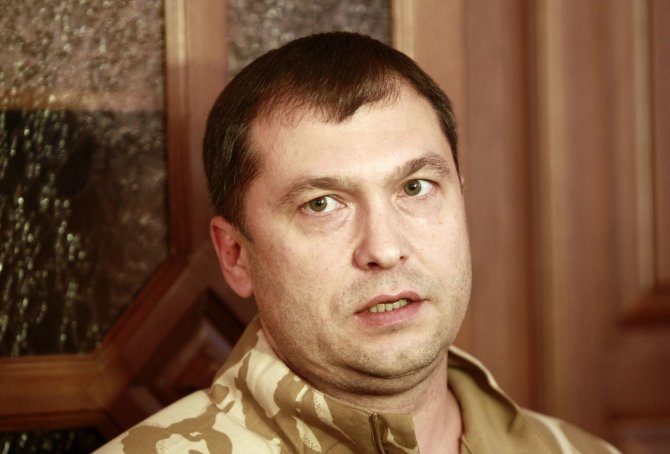 „Reuters“/„Scanpix“ nuotr./Luhansko teropristų vadeiva Valerijus Bolotovas pesimistines nuotaikas skandina butelyje