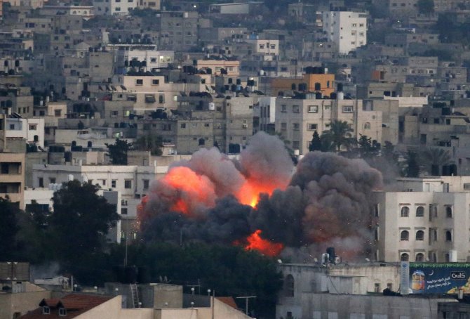 AFP/„Scanpix“ nuotr./Izraelio oro ataka Gazos mieste