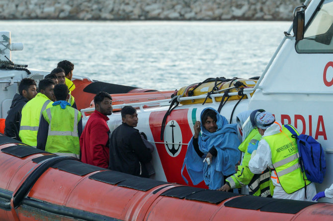 „Reuters“/„Scanpix“/Nelegalūs migrantai Sicilijos saloje