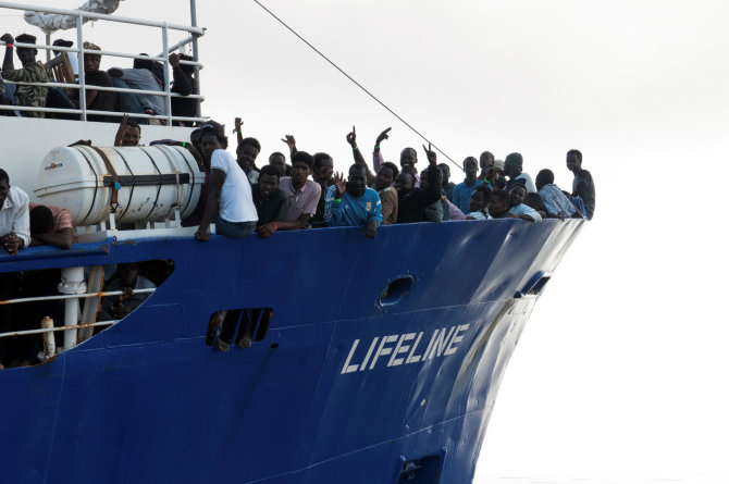 „Reuters“/„Scanpix“ nuotr./Gelbėtojų laivas „Lifeline“