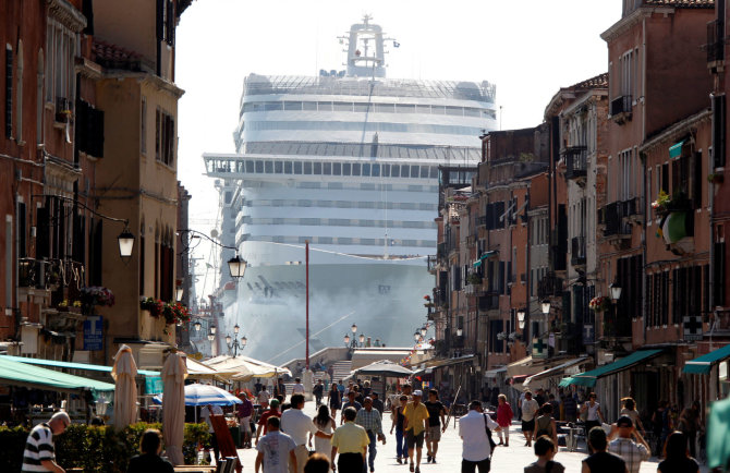 „Reuters“/„Scanpix“ nuotr./Kruizinis laivas Venecijoje