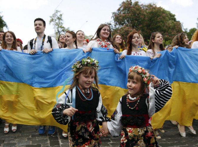 „Reuters“/„Scanpix“ nuotr./Ukrainiečiai tradiciniais rūbais demonstravo vienybę Kijevo gatvėse