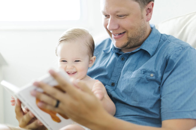 Vida Press nuotr./Tėtis skaito su kūdikiu