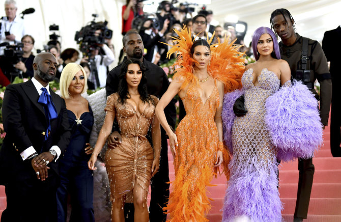 „Scanpix“ nuotr./Kris Jenner su draugu Corey Gamble, Kim Kardashian-West su vyru Kanye Westu, Kendall Jenner, Kylie Jenner su draugu Travisu Scottu 