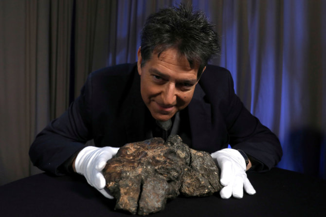 „Reuters“/„Scanpix“ nuotr./Iš Mėnulio atskriejęs meteoritas aukcione parduotas už 600 tūkst. dolerių.
