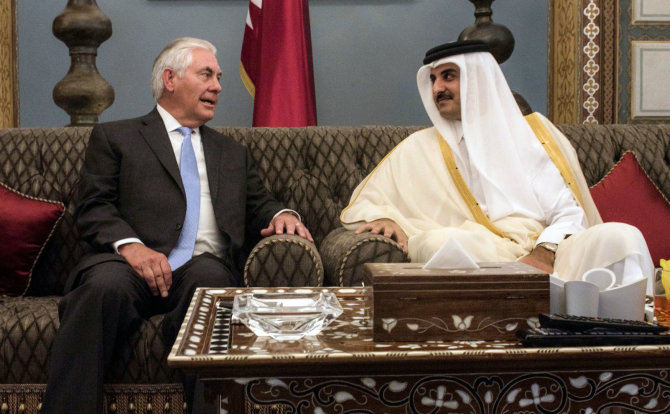 AFP/„Scanpix“ nuotr./Rexas Tillersonas ir Mohammedas bin Abdulrahmanas Al-Thani