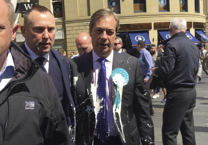 „Scanpix“/AP nuotr./Pieno kokteiliu apipiltas Nigelas Farage'as