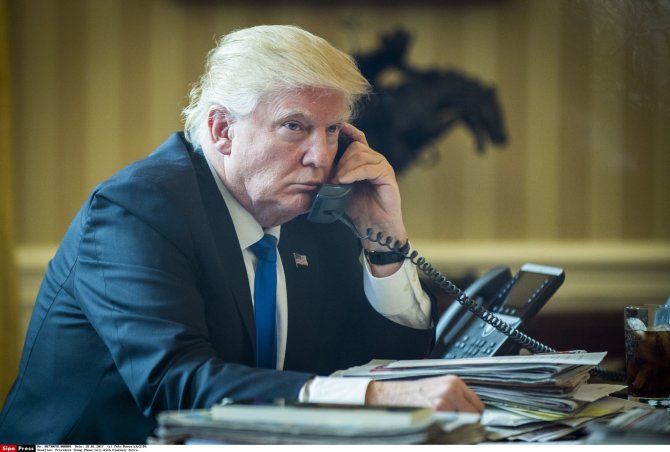 „Scanpix“/„Sipa USA“ nuotr./Donaldas Trumpas kalbasi telefonu su Vladimiru Putinu