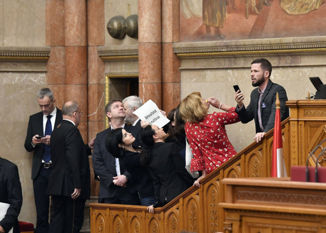 „Scanpix“/AP nuotr./Vengrijos opozicinių parlamentarų protestas