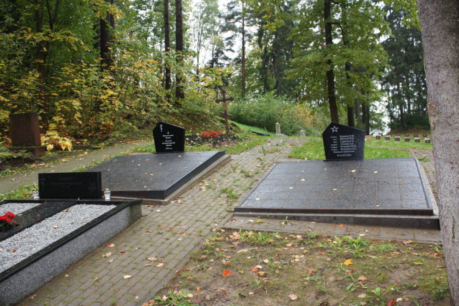 KPD nuotr./Nauji paminklai Antrojo pasaulinio karo kariams Antakalnio kapinėse