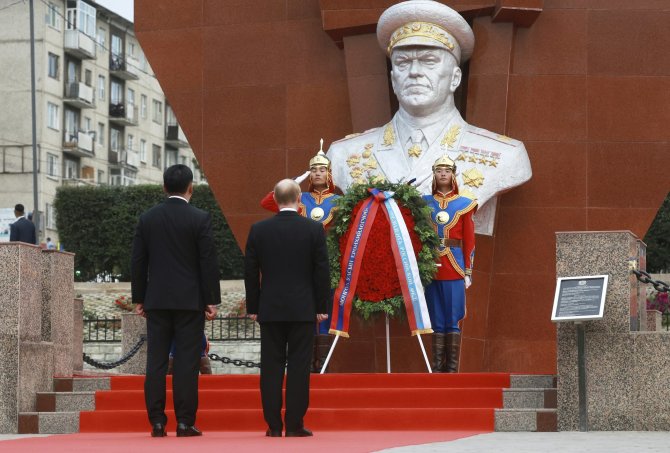 „Scanpix“/AP nuotr./Uchnaagijnas Churelsuchas ir Vladimiras Putinas prie maršalo Georgijaus Žukovo paminklo Mongolijoje