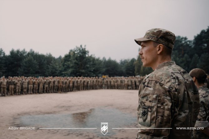 Brigados „Azov“ nuotr./Denysas Prokopenka su „Azov“ kariais