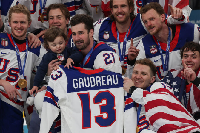 „Scanpix“ nuotr./JAV ledo ritulininkai po finalo pagerbė Johnny Gaudreau, švęsdami titulą su žuvusio bendražygio vaikais.