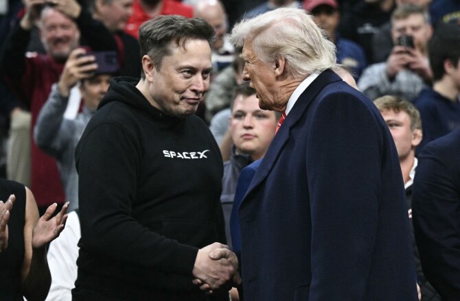Donaldas Trumpas ir Elonas Muskas / BRENDAN SMIALOWSKI / AFP