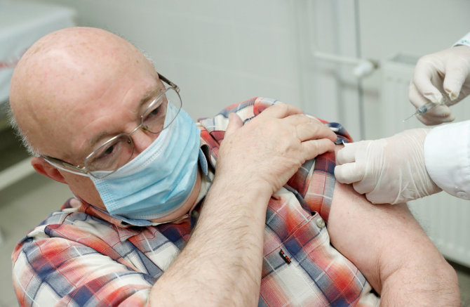 „Reuters“/„Scanpix“ nuotr./Vengras skiepijamas kiniška vakcina „Sinopharm“