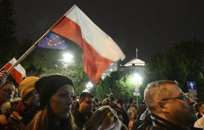 „Reuters“/„Scanpix“ nuotr./Lenkai protestuoja prieš vyriausybės siekį bausti kritiškus teisėjus