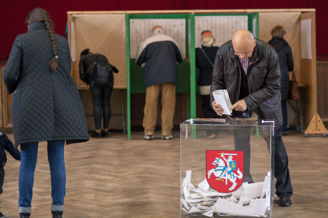 Tomo Pikturnos nuotr./Klaipėdiečiai balsuoja Seimo rinkimuose 2016 m.