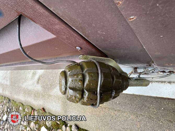 Policijos nuotr./Bylos įkalčiai: granata ant tvoros