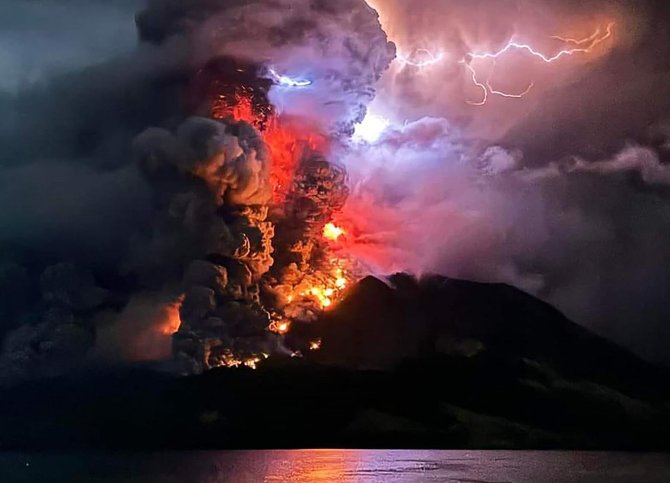 AFP/„Scanpix“ nuotr./Indonezijoje, Sulavesyje, išsiveržė Ruango ugnikalnis