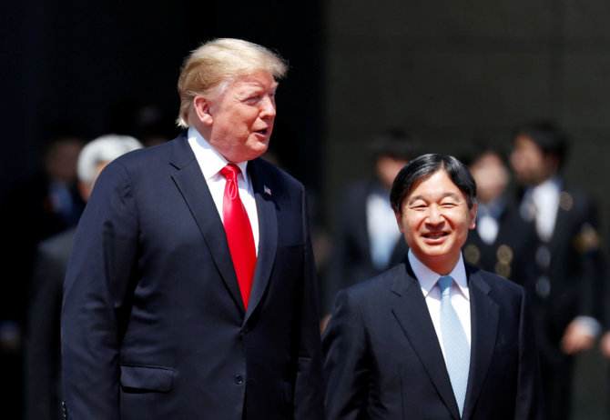 „Reuters“/„Scanpix“ nuotr./JAV prezidentas Donaldas Trumpas su naujuoju Japonijos imperatoriumi Naruhito.