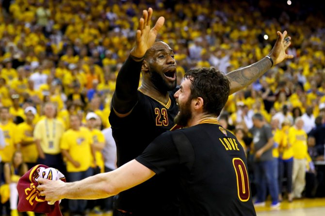 AFP/„Scanpix“ nuotr./LeBronas Jmaesas ir Kevinas Love'as triumfuoja