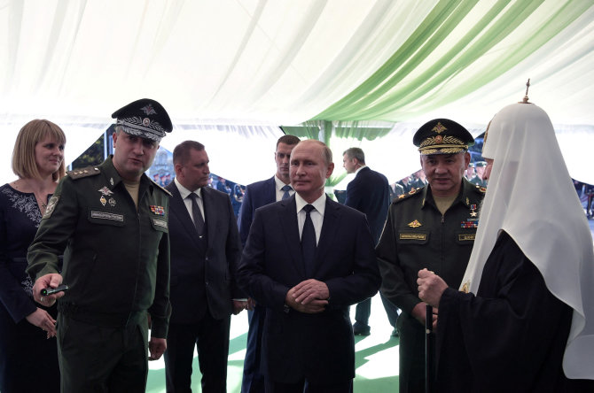 „Reuters“/„Scanpix“ nuotr./Iš kairės: Timuras Ivanovas, Vladimiras Putinas, Sergejus Šoigu