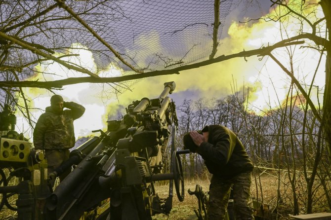 „AFP“/„Scanpix“/Ukrainos kariai prie Bachmuto apšaudo rusų pozicijas