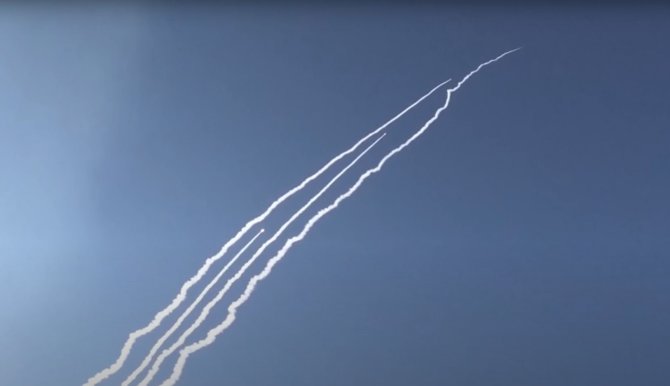 Kadras iš vaizdo įrašo/Balistinių raketų „Bulava“ salvė
