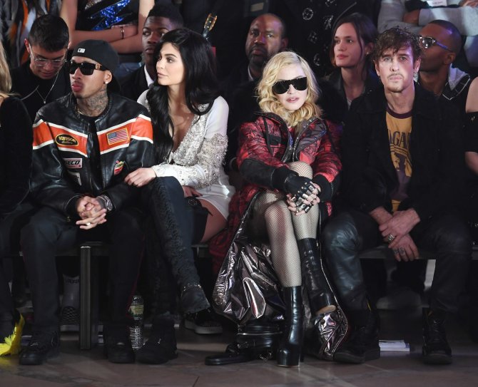 AFP/„Scanpix“ nuotr./Tyga, Kylie Jenner, Madonna ir Stevenas Kleinas „Philipp Plein“ kolekcijos pristatyme