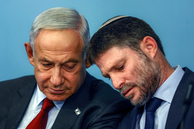 „AFP“/„Scanpix“/Izraelio ministras pirmininkas Benjaminas Netanyahu ir finansų ministras Bezalelis Smotrichas