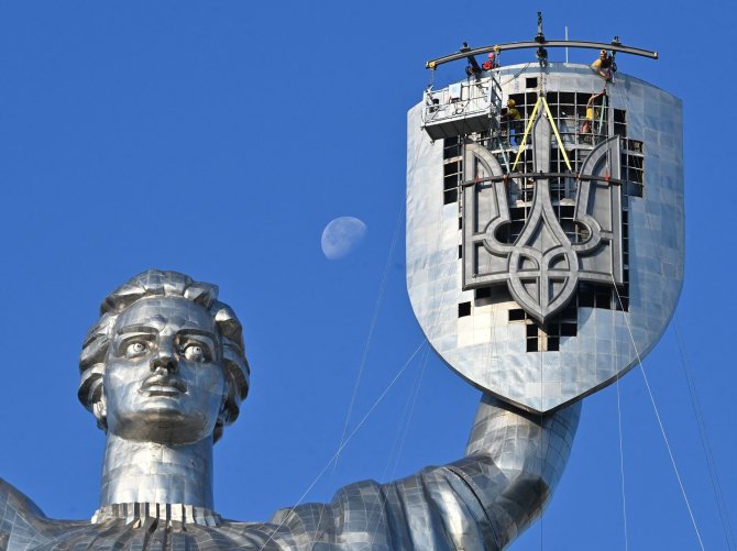 ZUMAPRESS / Scanpix nuotr./Kyjive ant statulos „Motina Tėvynė“ skydo sužibo Ukrainos herbas