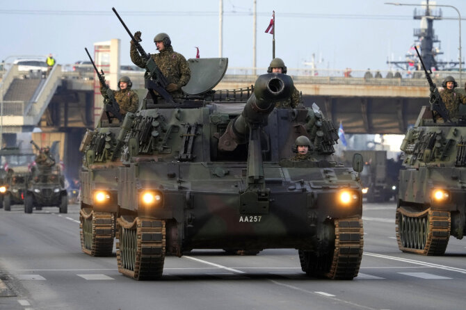 Latvijos kariuomenės paradas / INTS KALNINS / REUTERS