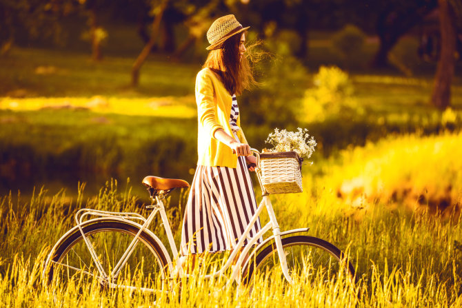 Fotolia nuotr./Mergina su dviračiu.