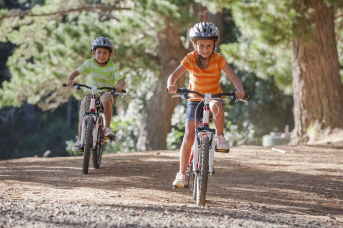 Vida Press nuotr./Vaikai važinėjasi dviračiais