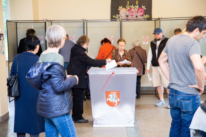 Josvydo Elinsko / 15min nuotr./Vilniečiai balsuoja antrajame Lietuvos prezidento rinkimų ture