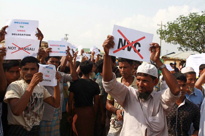 „Reuters“/„Scanpix“ nuotr./Šimtai rohinjų surengė demonstraciją, Jungtinių Tautų Saugumo Tarybos atstovams apsilankius pabėgėlių stovykloje Bangladeše.