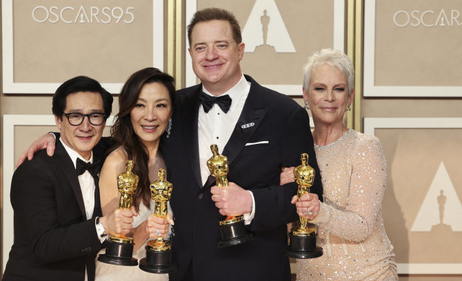 „Scanpix“ nuotr./Ke Huy Quan, Michelle Yeoh, Brendan Fraser ir Jamie Lee Curtis