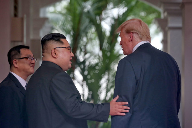 „Reuters“/„Scanpix“ nuotr./D.Trumpo ir Kim Jong Uno susitikimo emocingos akimirkos