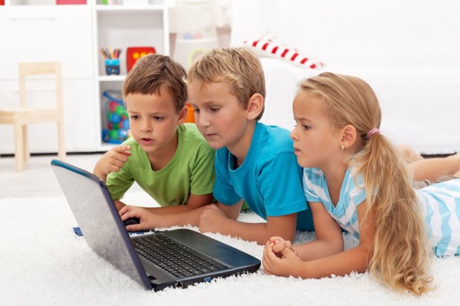 123rf.com/Vaikai žaidžia kompiuteru