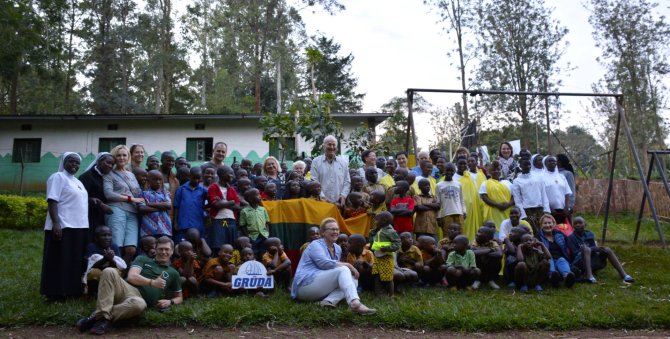 Kelionių organizatoriaus „GRŪDA“ nuotr./„GRŪDOS“ keliautojai su stovyklos vaikais ir H. Šulcu, Ruanda