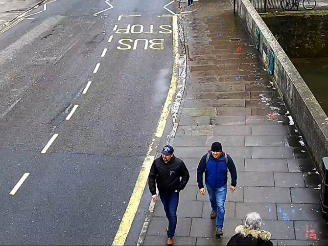 „Reuters“/„Scanpix“ nuotr./Jungtinės Karalystės policija paskelbė šūsnį dviejų įtariamųjų Skripalių apnuodjimu nuotraukų